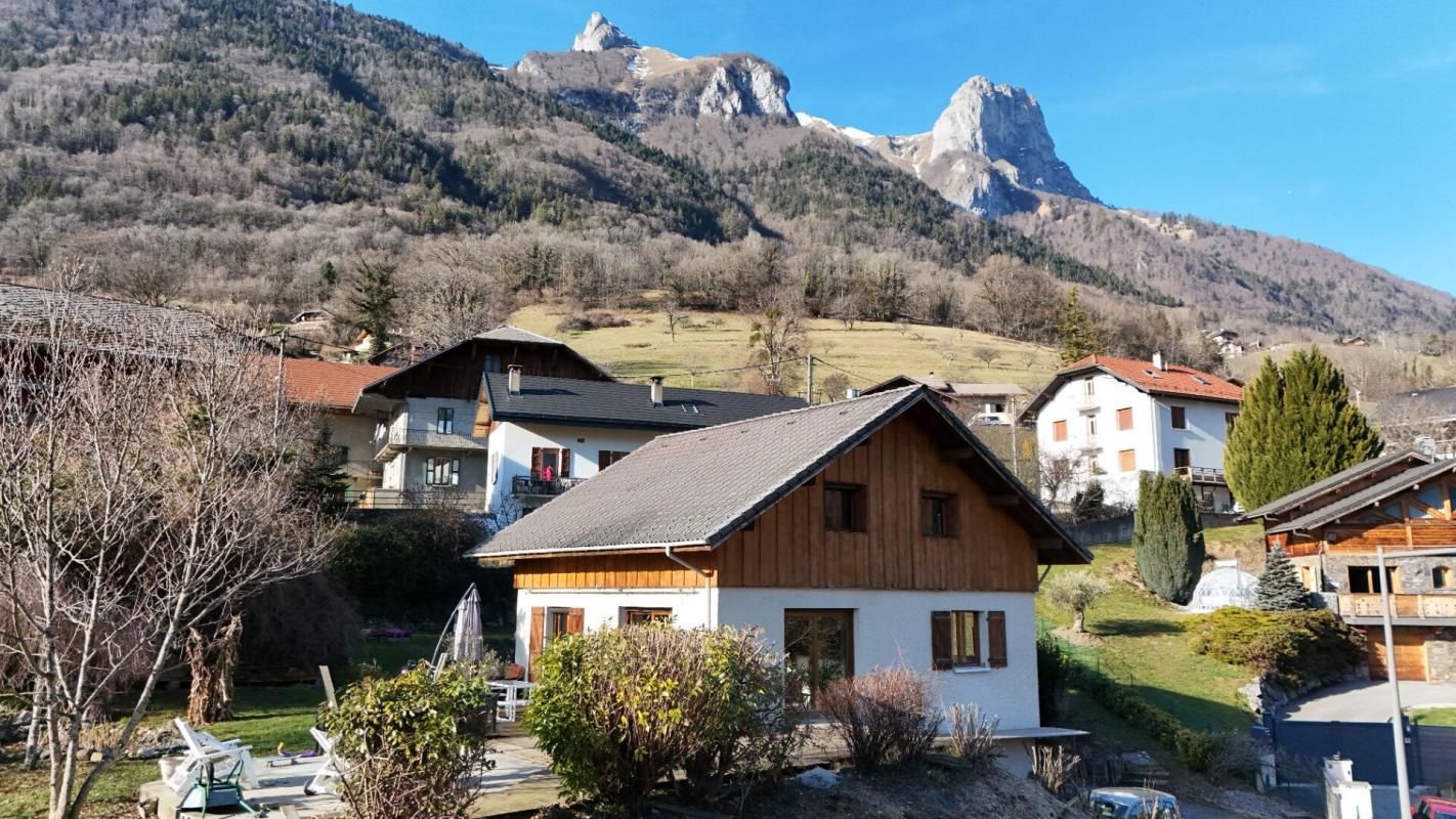 Maison indépendante 4 chambres, terrasse, grand garage et jardin