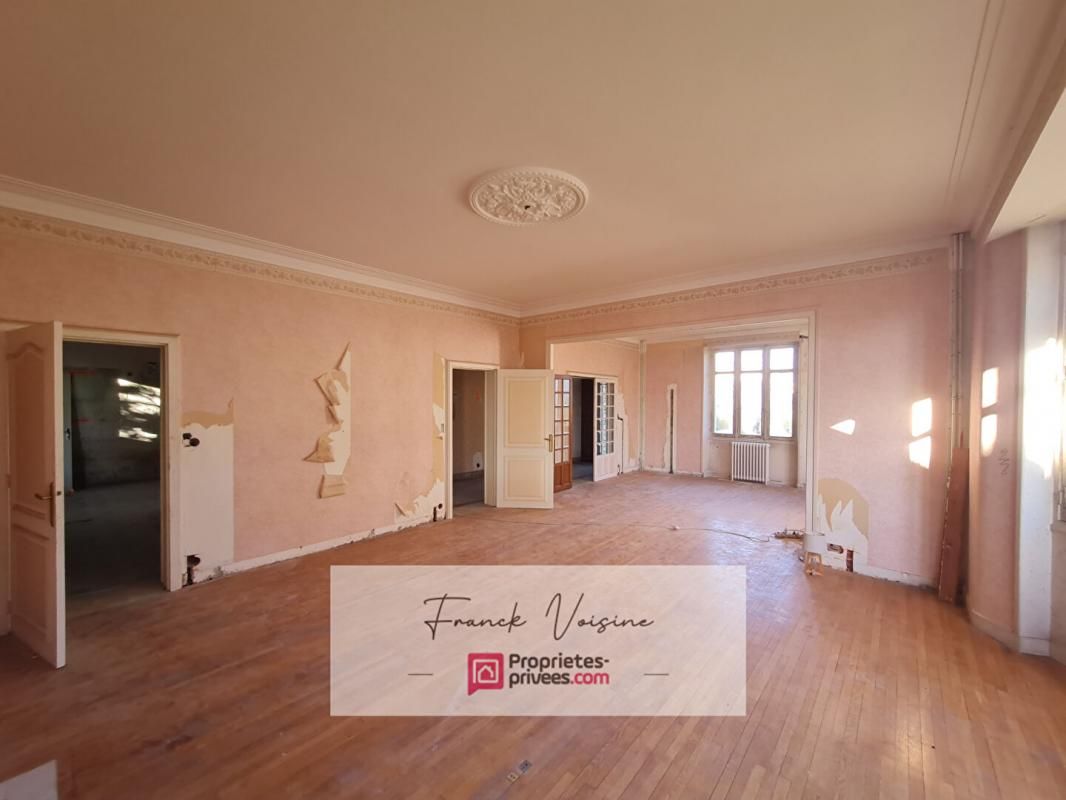 LES HERBIERS Maison de 206 m2 A VENDRE Les Herbiers  Centre Ville - 4 Chambres et un bureau  sur un terrain de 1150 m2 4