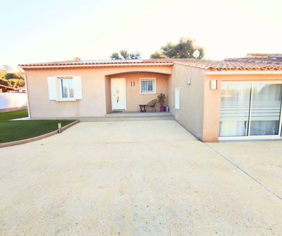 ROQUEBRUNE-SUR-ARGENS VILLA PLAIN PIED 6P en très bon état dans quartier prisé ! 1