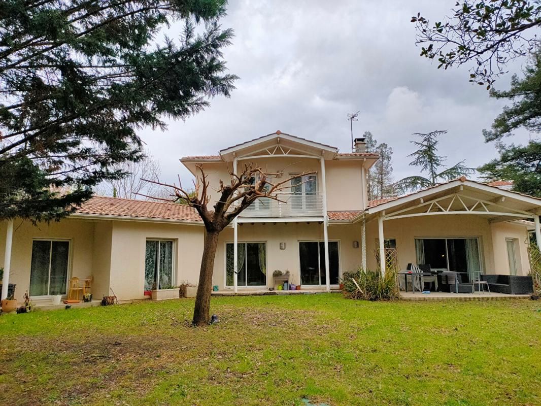 MAISON CONTEMPORAINE - 240 m² - 8 PIECES - GARAGE DOUBLE - TERRAIN  3574 m²