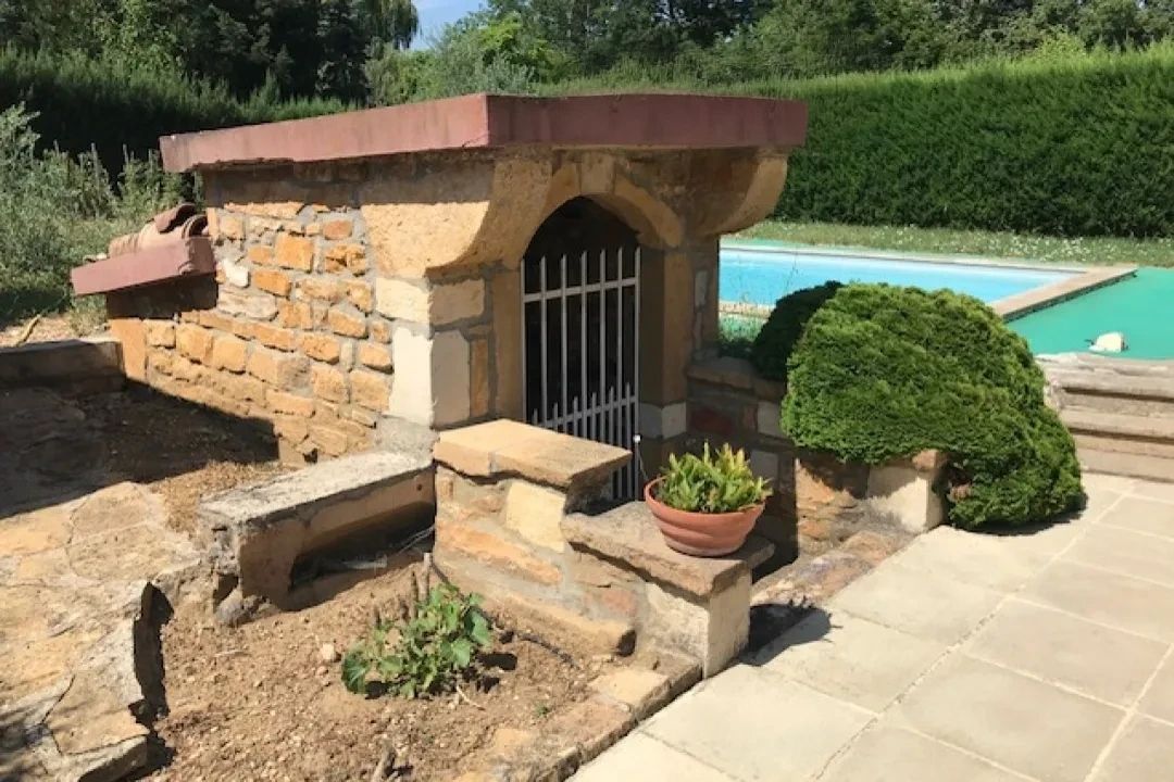 LIERGUES . Villa 148 m2 avec cave, garages, piscine sur 1306m2