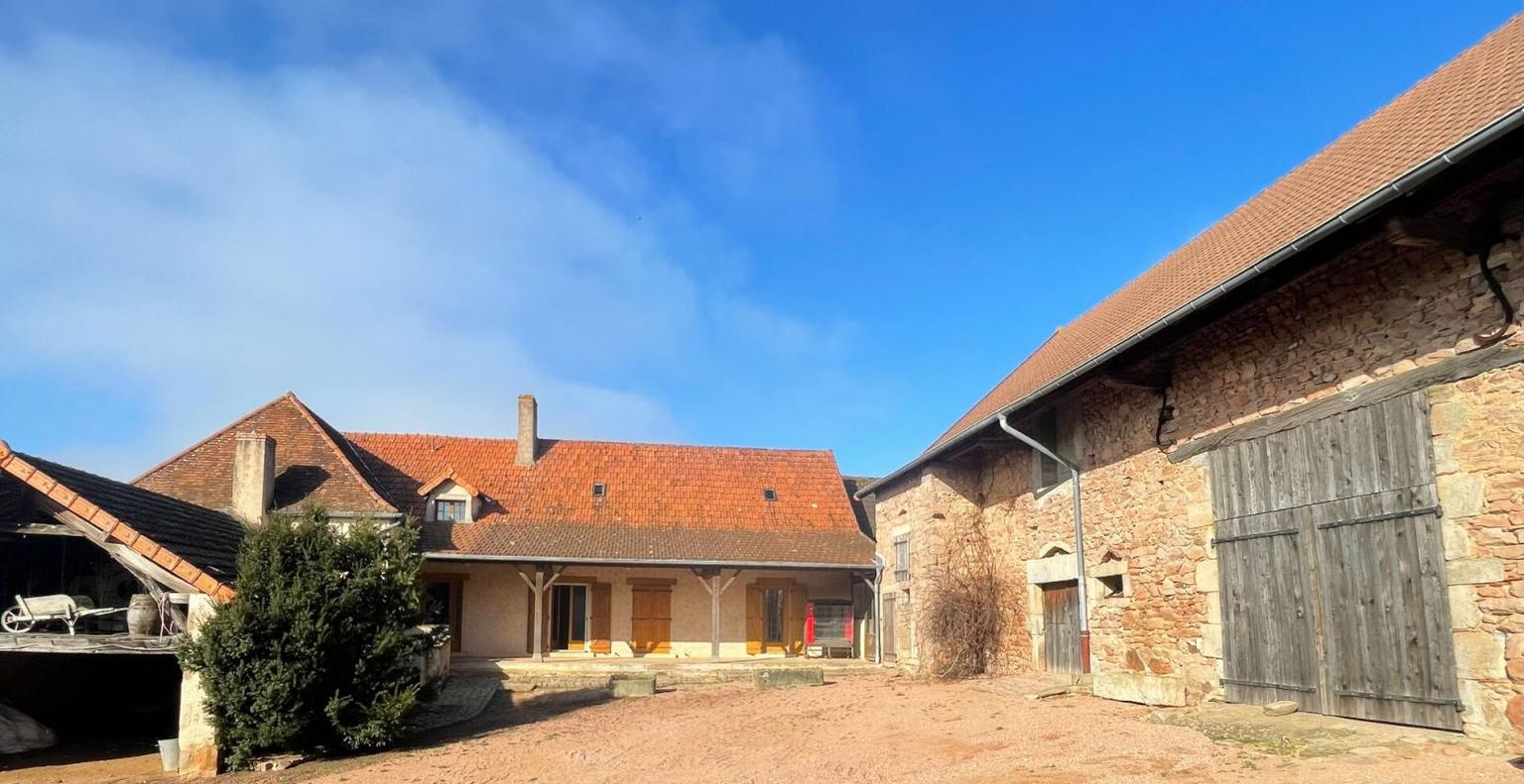 Maison de 144 m² et sa grande dépendance en pierre