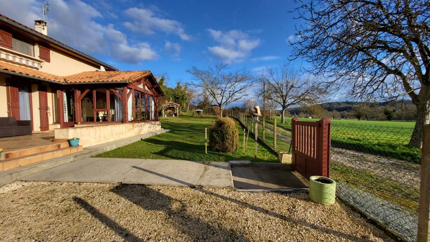 SAINT-ASTIER Maison 6 chambres , atelier proche Saint Astier 10 pièces  sur parcelle de 6328  m² 2