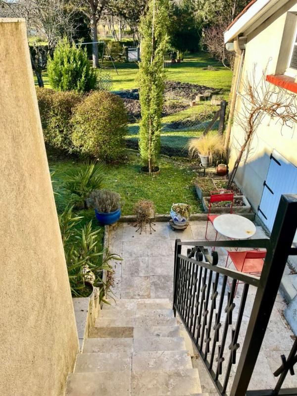 CHATEAU-L'EVEQUE Maison de ville avec jardin et garage Château L'Evêque 114 m2 2