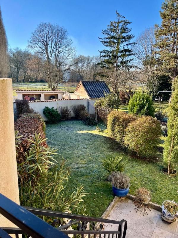 CHATEAU-L'EVEQUE Maison de ville avec jardin et garage Château L'Evêque 114 m2 4