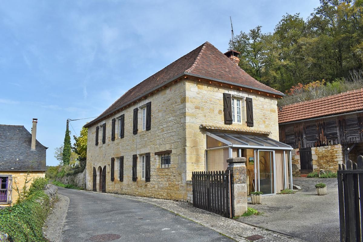 SAINT-AMAND-DE-COLY Corps de ferme Coly Saint Amand 6 pièce(s) 111 m2 4