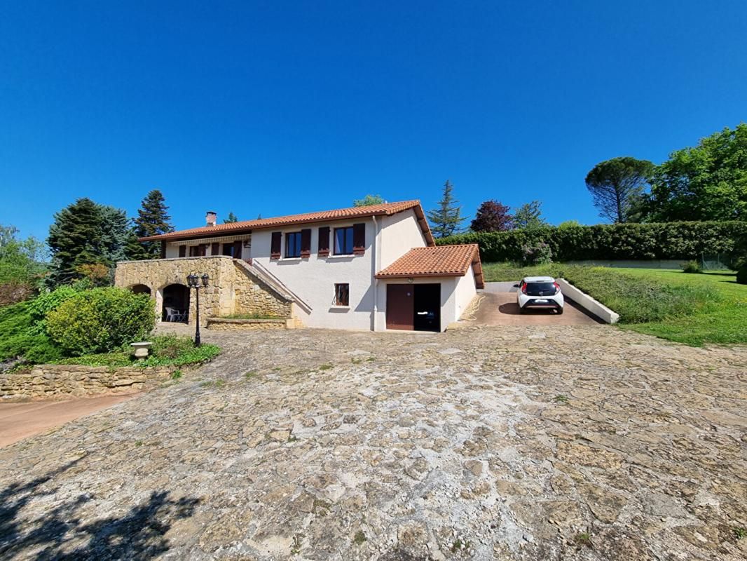 Maison, grand terrain, garage, avec vue