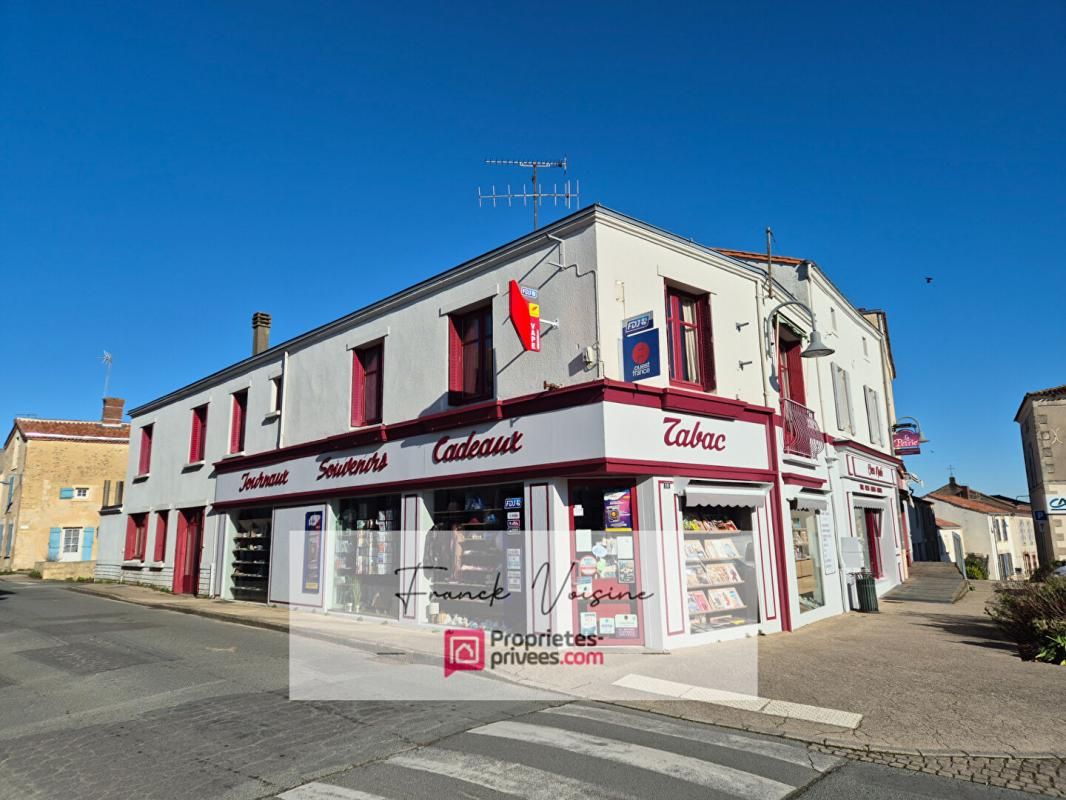 MOUCHAMPS A VENDRE Mouchamps, maison de 163 m2 env  et murs commerciaux de 158 m2 env  sur une parcelle de 248 m2 en centre ville 1