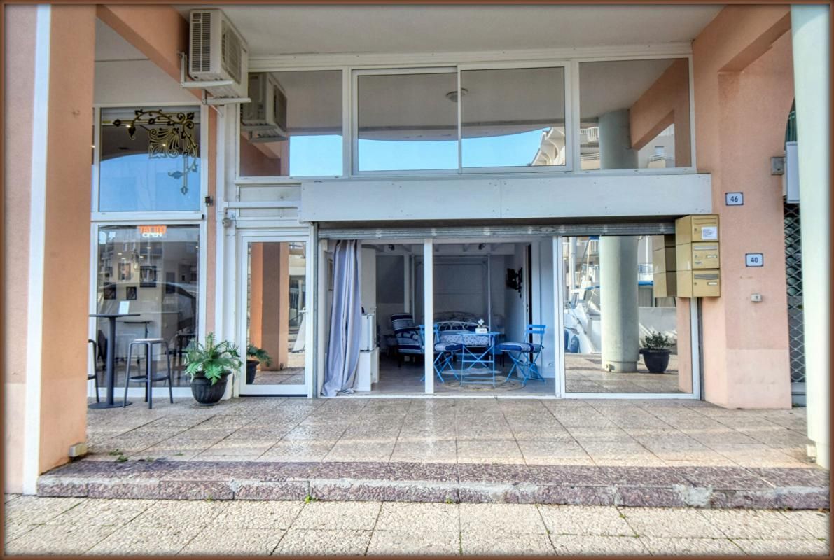 83600 FREJUS - Local commercial + Appartement