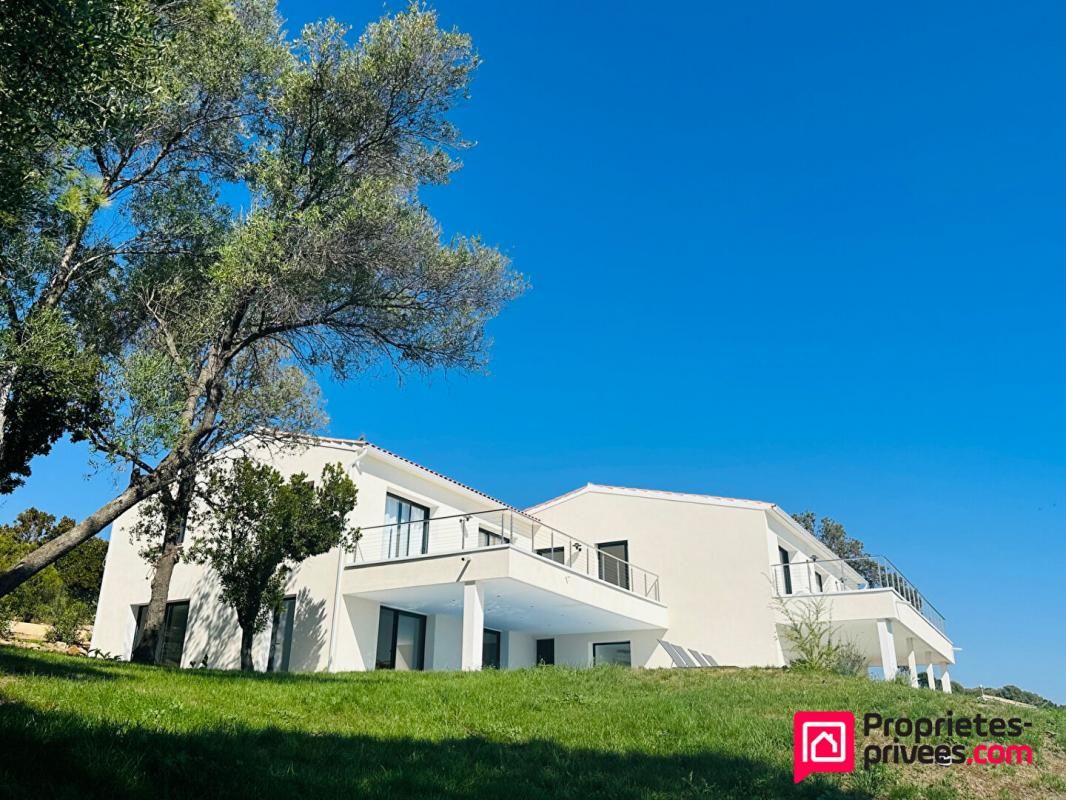 Villa de PRESTIGE moderne de type T8  pieds dans l'eau vue mer avec piscine - SOLENZARA 20145 - CORSE DU SUD