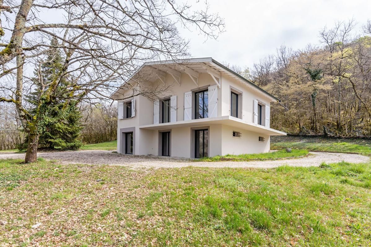 VILLA  6 pièces, 200 m², sur un terrain de 5190 m²