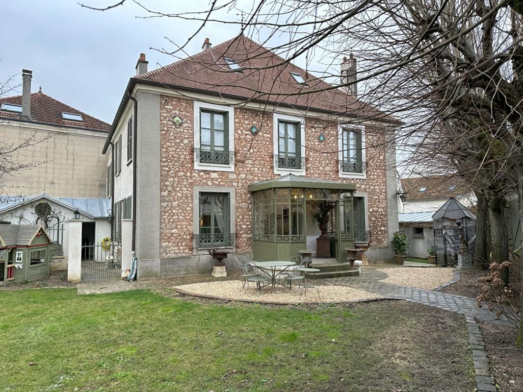 MAISON DE CARACTERE, CENTRE VILLE AVEC JARDIN