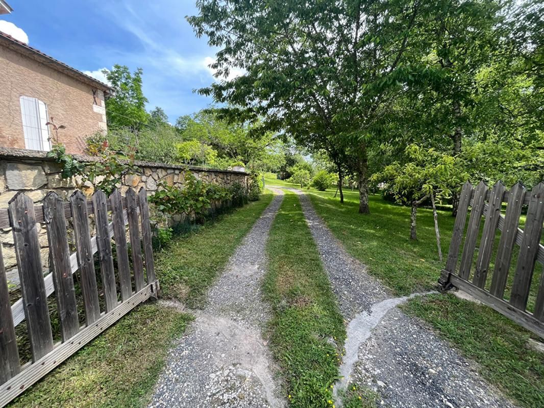 TRELISSAC Corps de ferme/gîte 280 m2 8 pièces 2