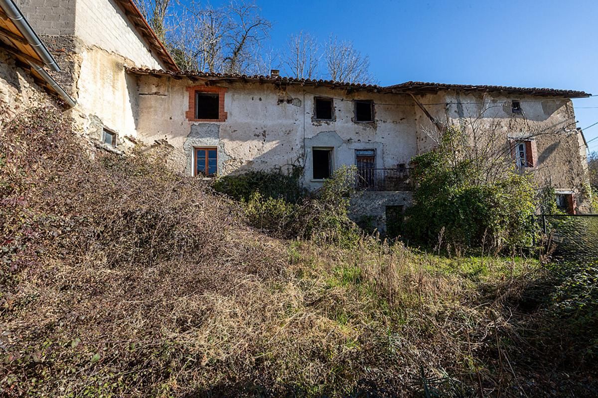 Maison de hameau avec court fermé et terrain