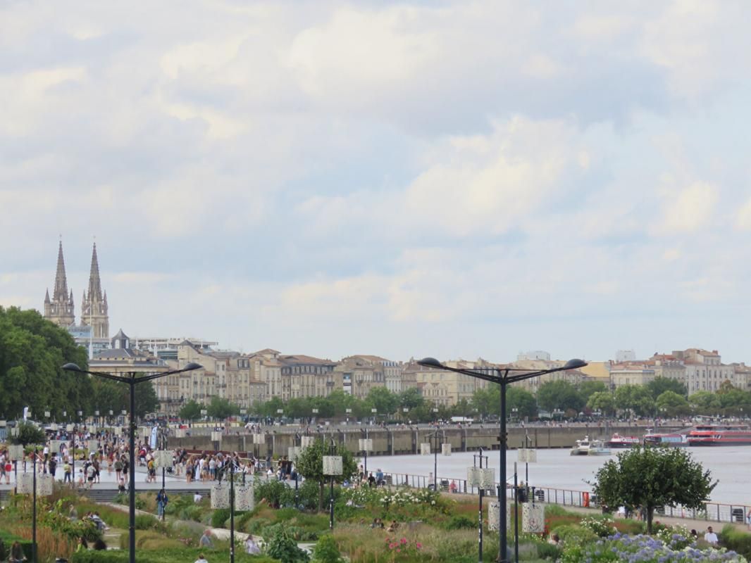 T3 Hypercentre de Bordeaux, vue Garonne et Porte Cailhau