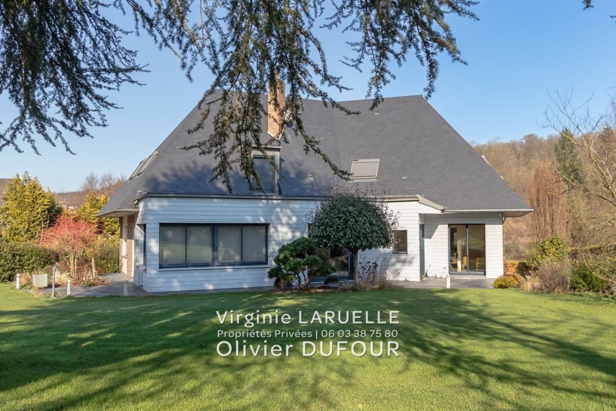 Belle maison contemporaine avec jardin arboré à Pavilly