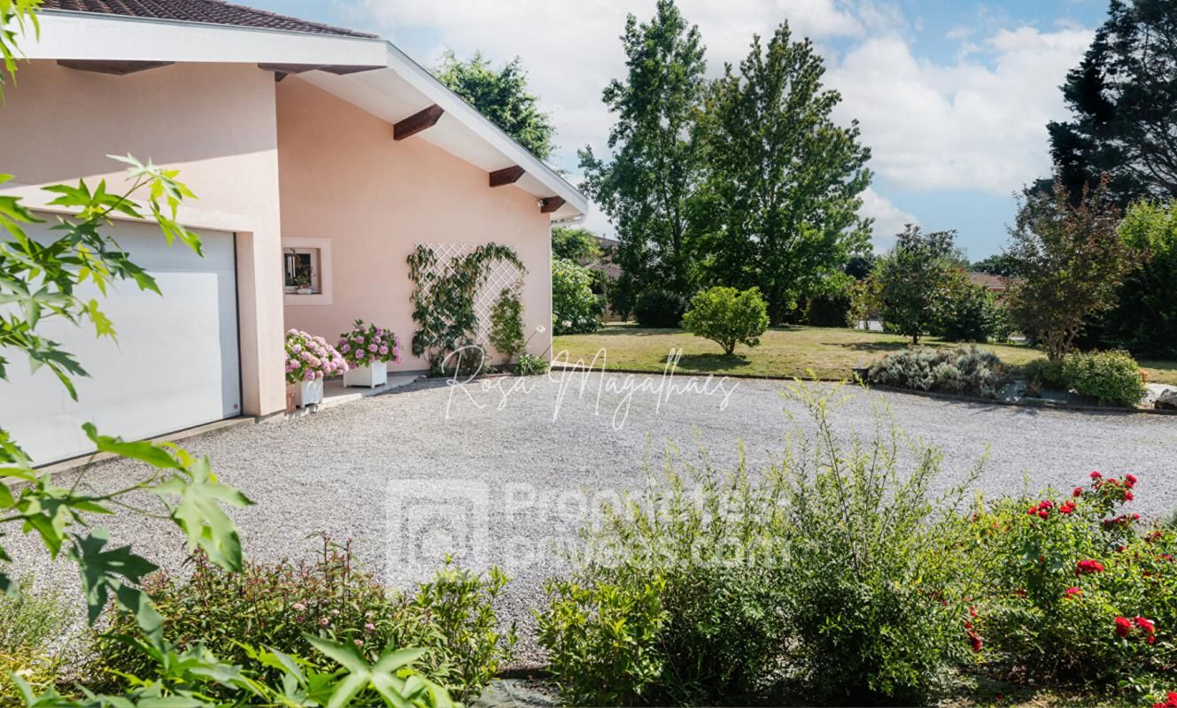 HAGETMAU Maison d'architecte bioclimatique de 230 m² avec vue sur les Pyrénées 1