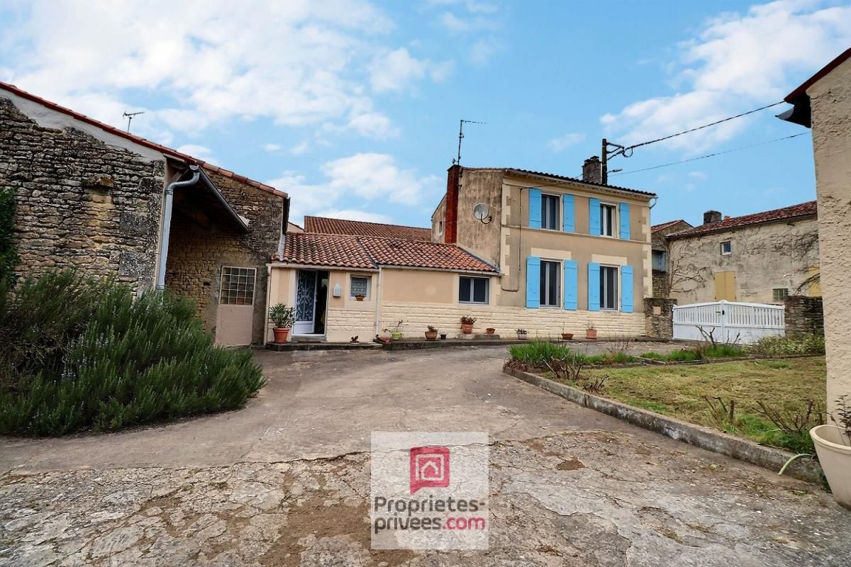 BEL EMPLACEMENT au calme dans un village de Genouillé 6 pièces 92 m2 avec grange ouverte et beau garage indépendant