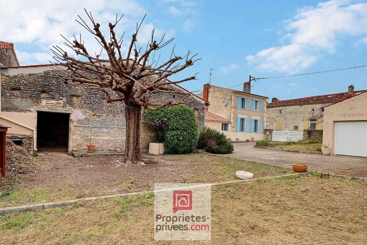 GENOUILLE BEL EMPLACEMENT au calme dans un village de Genouillé 6 pièces 92 m2 avec grange ouverte et beau garage indépendant 2