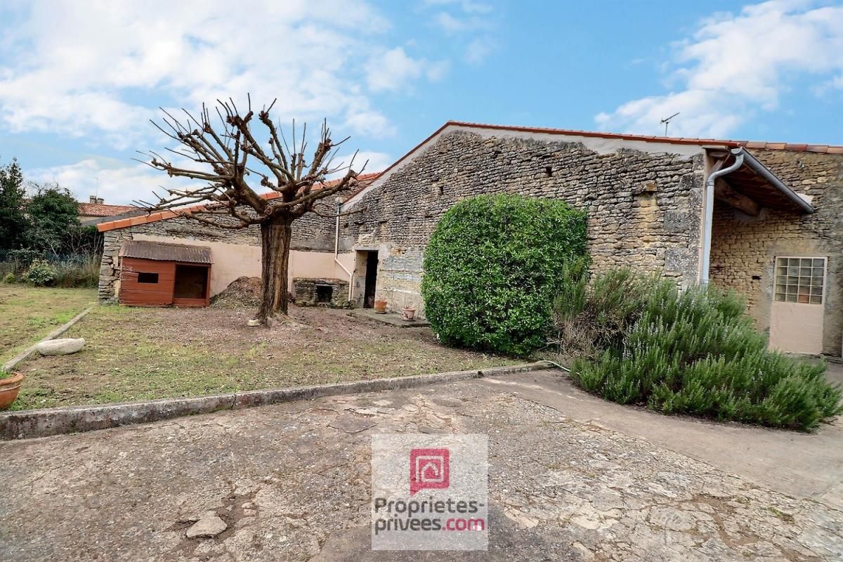 GENOUILLE BEL EMPLACEMENT au calme dans un village de Genouillé 6 pièces 92 m2 avec grange ouverte et beau garage indépendant 3