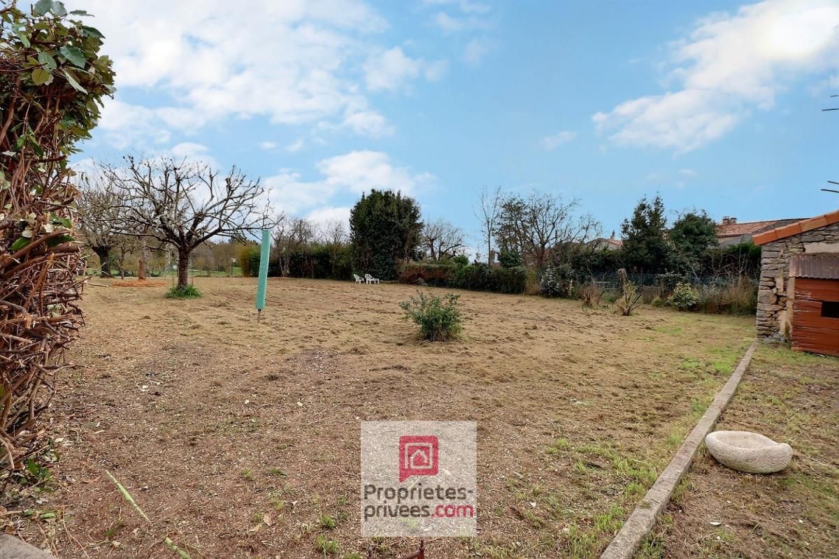 GENOUILLE BEL EMPLACEMENT au calme dans un village de Genouillé 6 pièces 92 m2 avec grange ouverte et beau garage indépendant 4