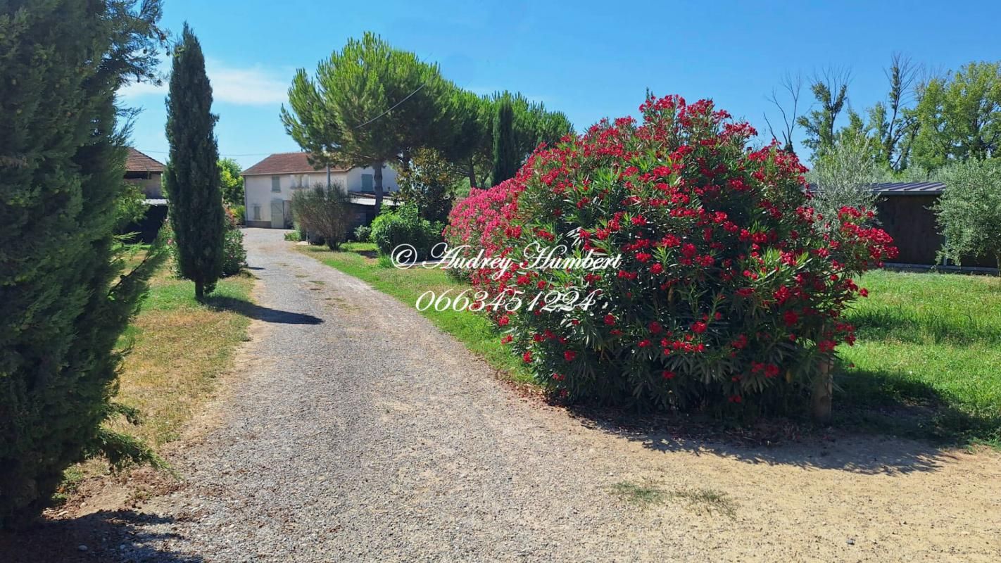 SUPERBE FERME À MANOSQUE,  337 m² DE BÂTIS + 138 m² d'habitation sur 8 400 m² DE TERRAIN arborés