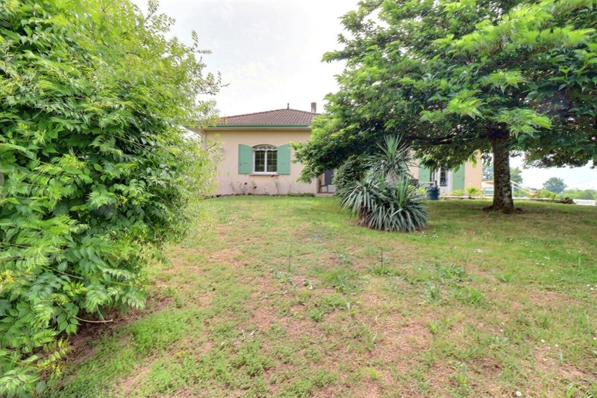 SAINT-MAGNE-DE-CASTILLON Maison 5 pièces sur rez-de-chaussée semi-enterré et aménagé avec de grandes dépendances 3