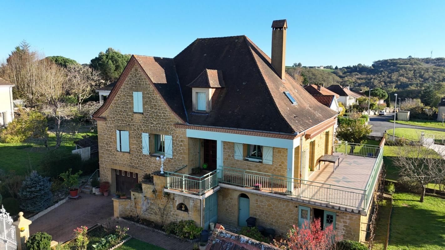 Propriété spacieuse avec vue sur le ville de Gourdon