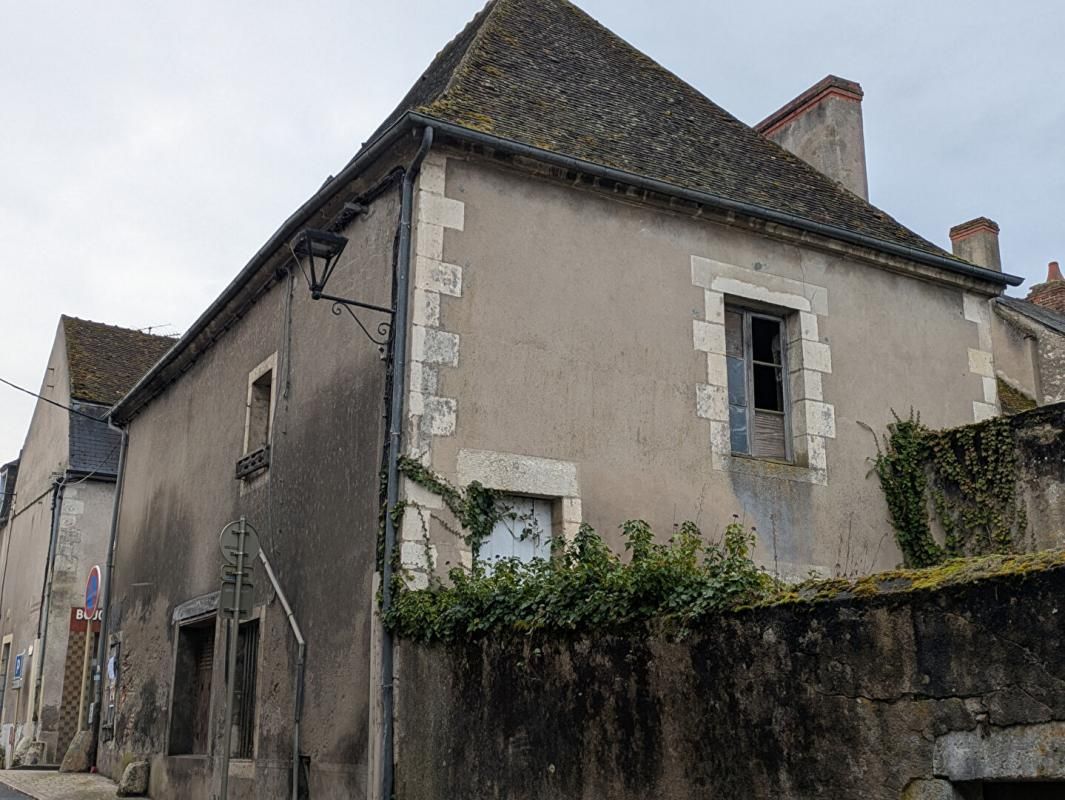 LA CHARITE-SUR-LOIRE Maison La Charité à rénover avec jardin et garage 1