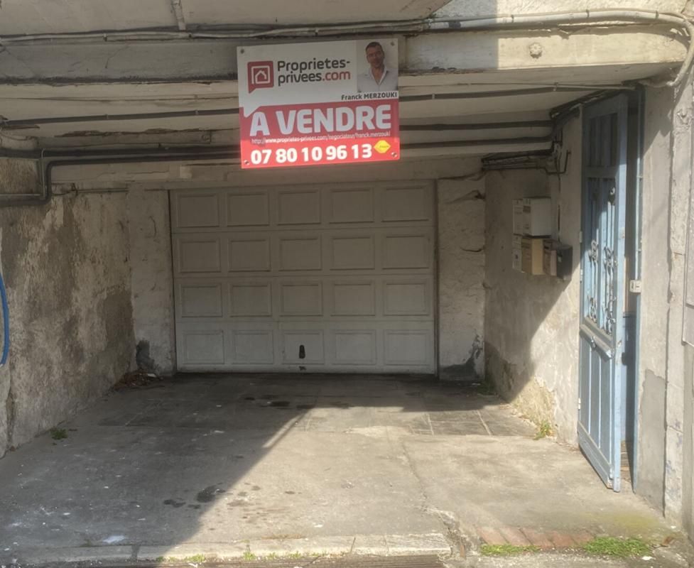 OLORON-SAINTE-MARIE A vendre  Parking / Garage  280 m2  plein centre d' Oloron-Sainte-Marie 1