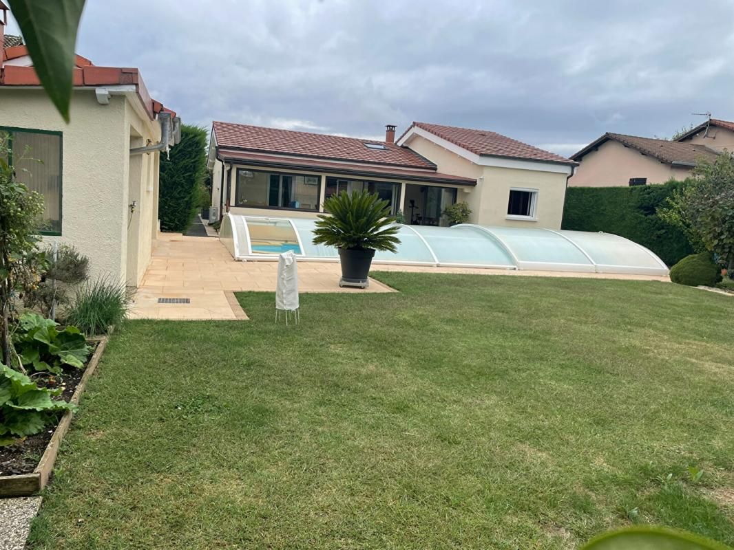 CHALEINS Maison plain pied, 5 pièces avec piscine sur terrain de 1000 m² 2