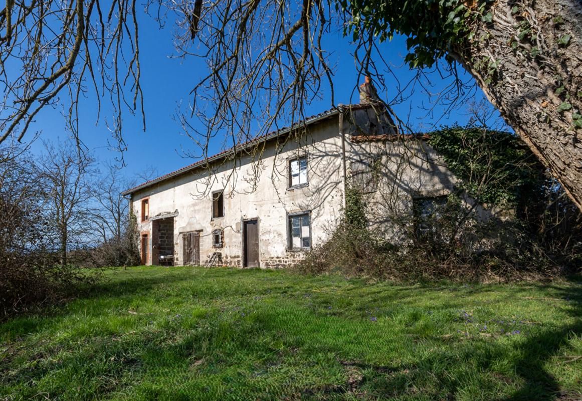 BALBIGNY Corps de ferme sur 7600 m2 de terrain 2