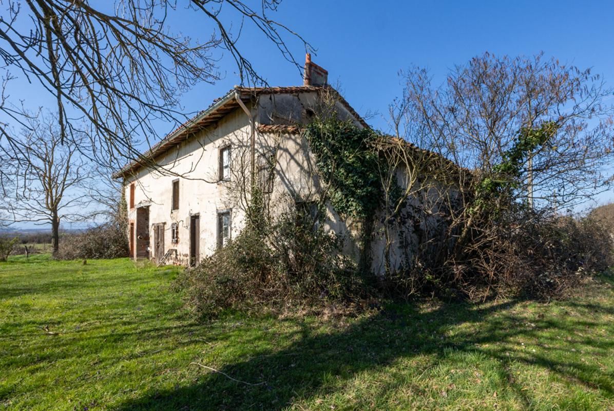 BALBIGNY Corps de ferme sur 7600 m2 de terrain 3