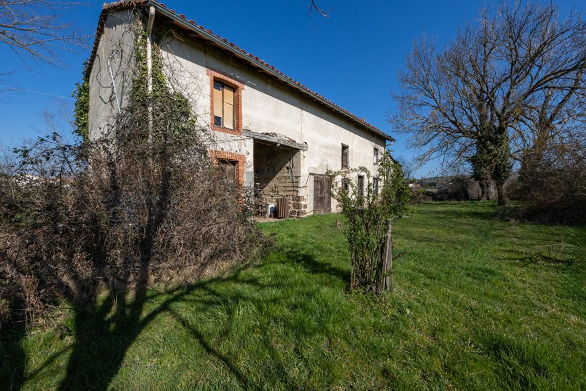 BALBIGNY Corps de ferme sur 7600 m2 de terrain 4