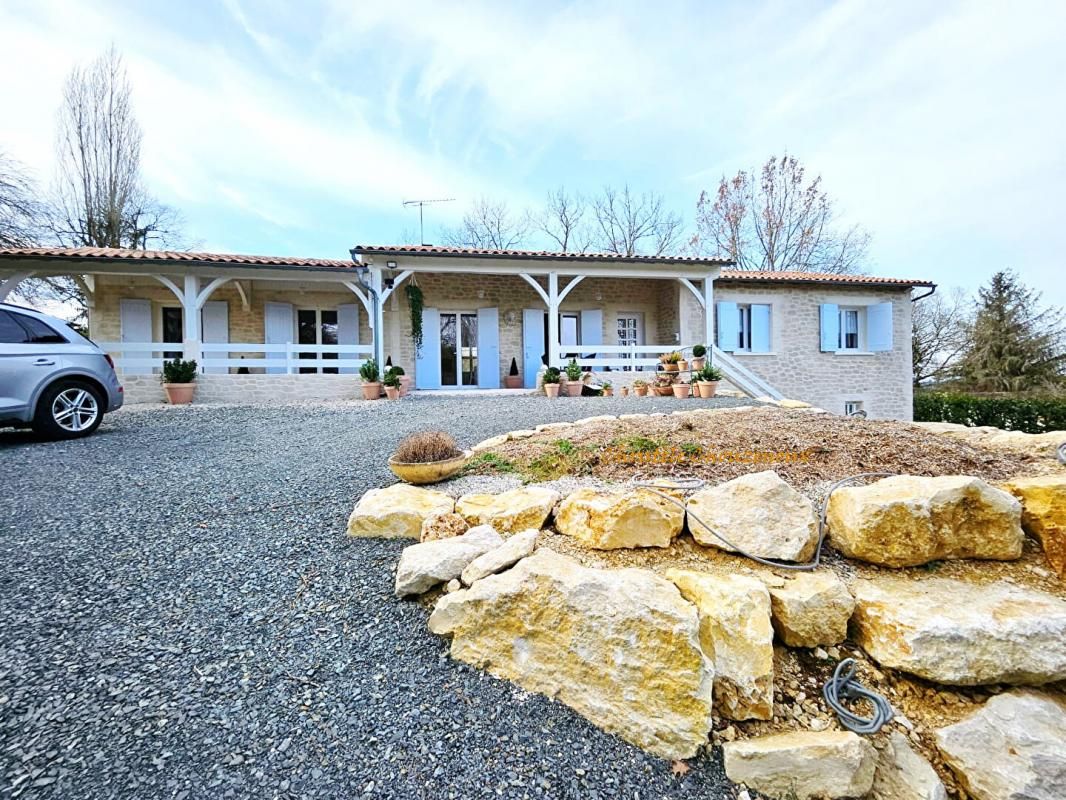 24330 Bassillac et Auberoche : Maison  avec piscine