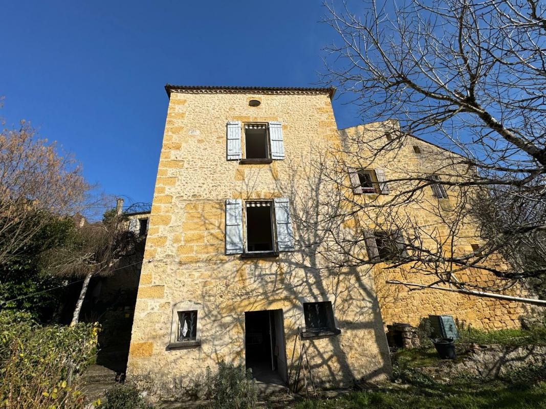 2 Maisons de village atypique , avec dépendance , puits et jardin et jolie vue