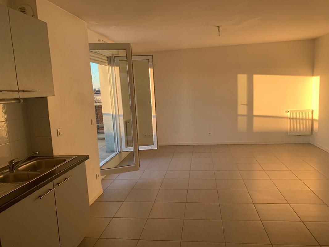 MERIGNAC APPARTEMENT  AVEC DEUX CHAMBRES  GRAND BALCON  AVEC PARKING 1