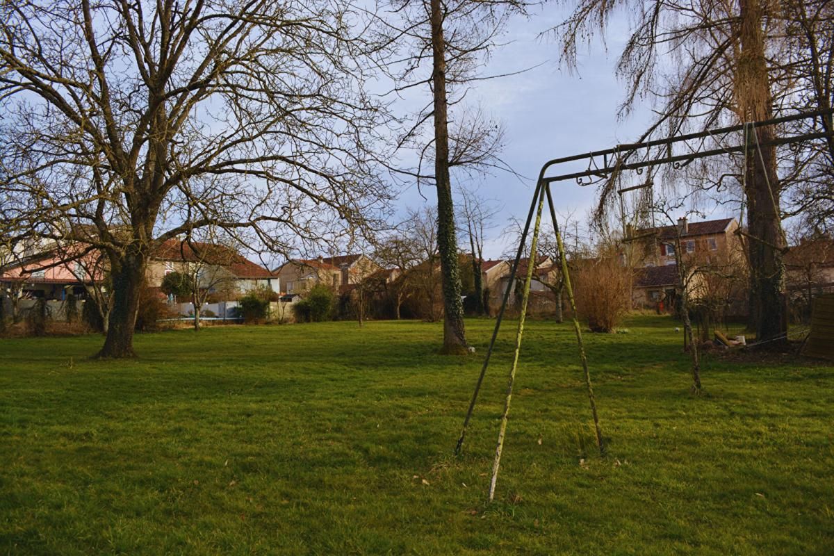 MIRECOURT Maison de ville 7 pièces, 5 chambres avec très grand terrain plat et clos 2