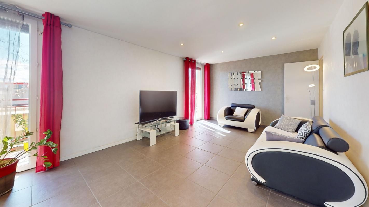 PAMIERS Appartement T4 rénové  91.44 m²  loi carrez Plein sud, balcon, cave + garage + 2 places de parking 3