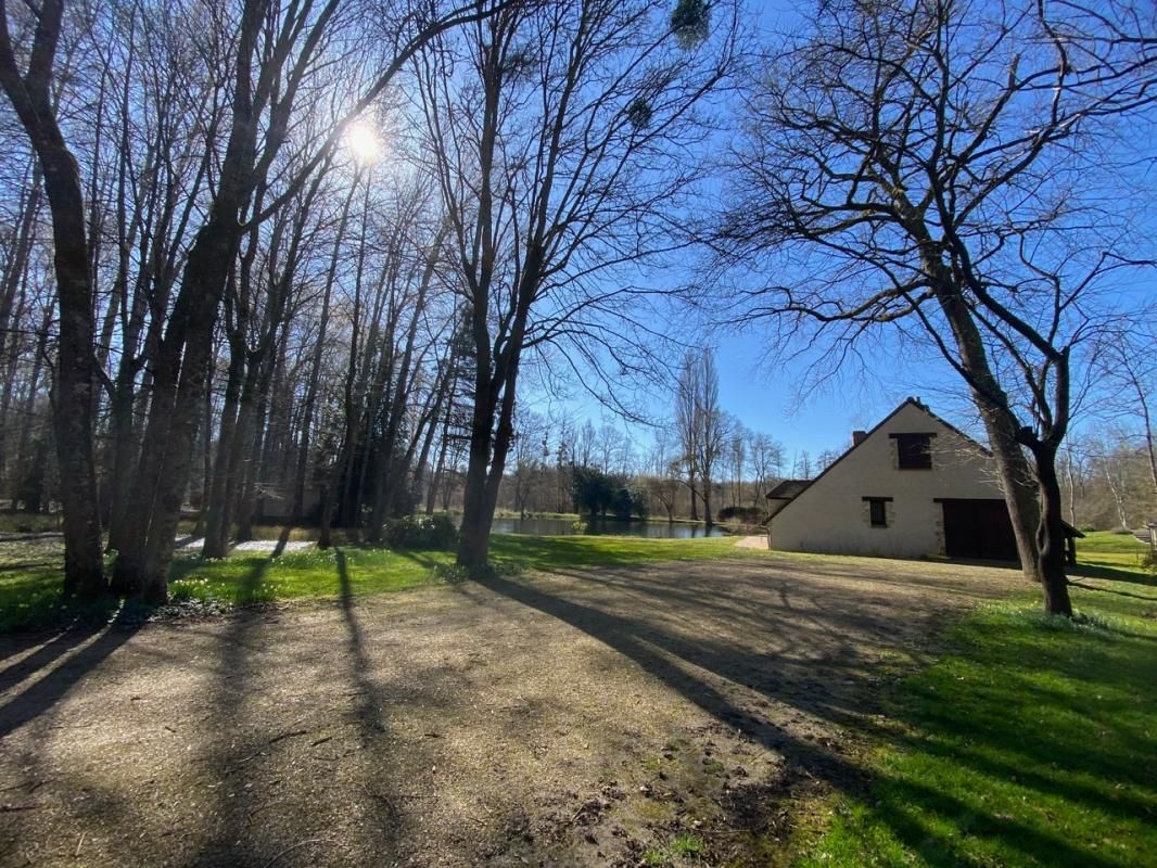 MONTARGIS Propriété idyllique au bord d'un étang PRIVATIF, terrain arboré de plus de 2 Hectares bordé par une rivière 2