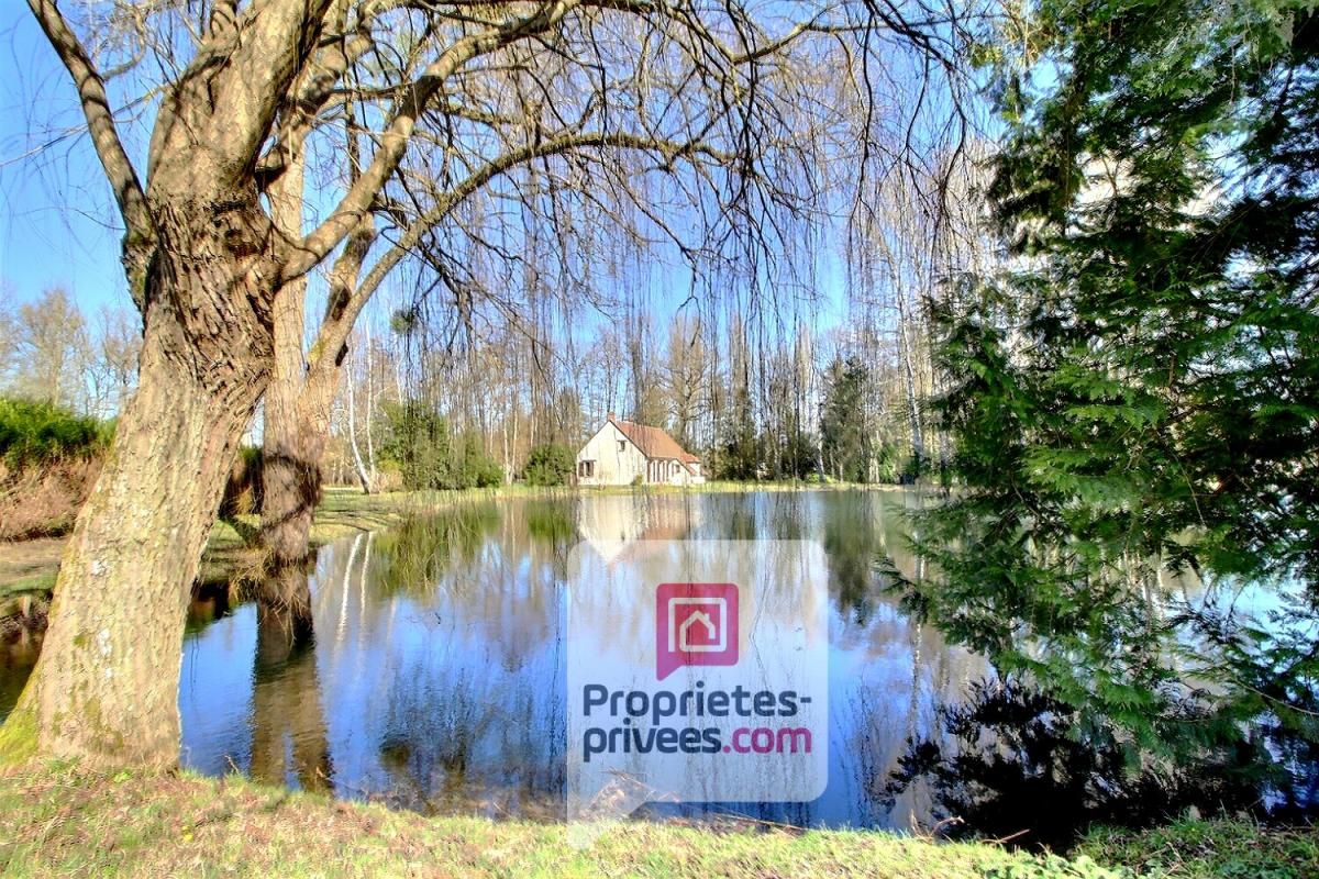 MONTARGIS Propriété idyllique au bord d'un étang PRIVATIF, terrain arboré de plus de 2 Hectares bordé par une rivière 3