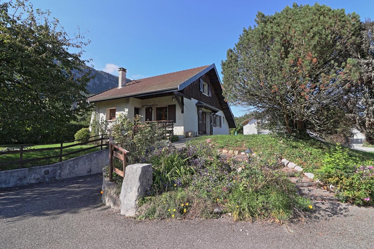 LATHUILE Maison indépendante avec 3 chambres, terrasse, garages et jardin 2