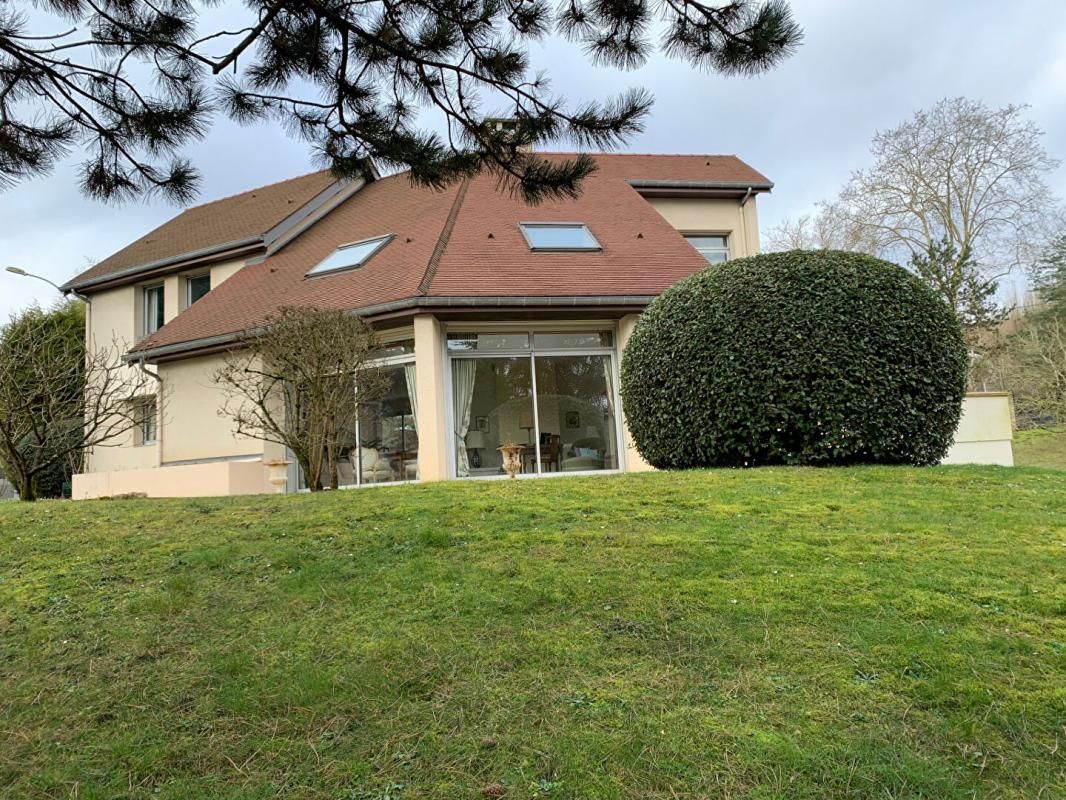 LOUVECIENNES Splendide maison d'architecte  de 250 m2 sur parc de 2400 m² à Louveciennes , Prix: 1.470.000 euros 1