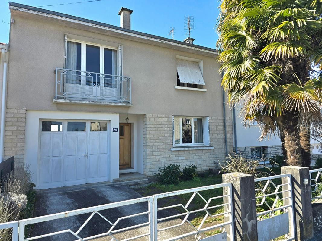 Maison de ville de type 4, avec garage et jardin privatif, à proximité de toutes commodités à pied