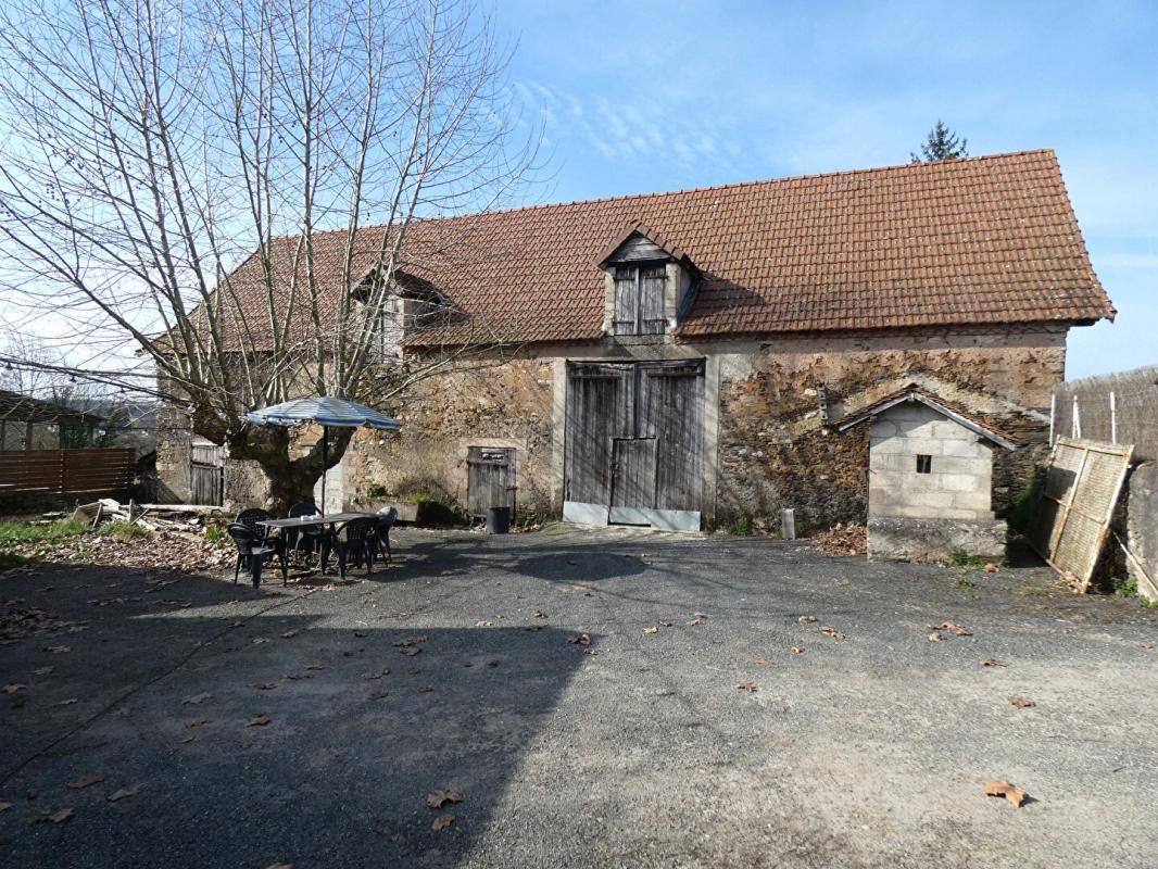 Maison 95m² / 3 chambres / grande grange / 2700m² terrain