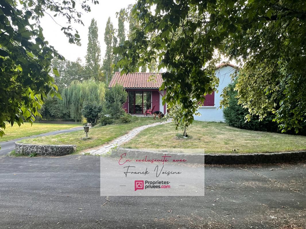 Maison A VENDRE EN EXCLUSIVITE proximité Les Epesses  avec 5 chambres + 1 bureau - 260 m2 env sur un parc arboré de 4660 m2 env