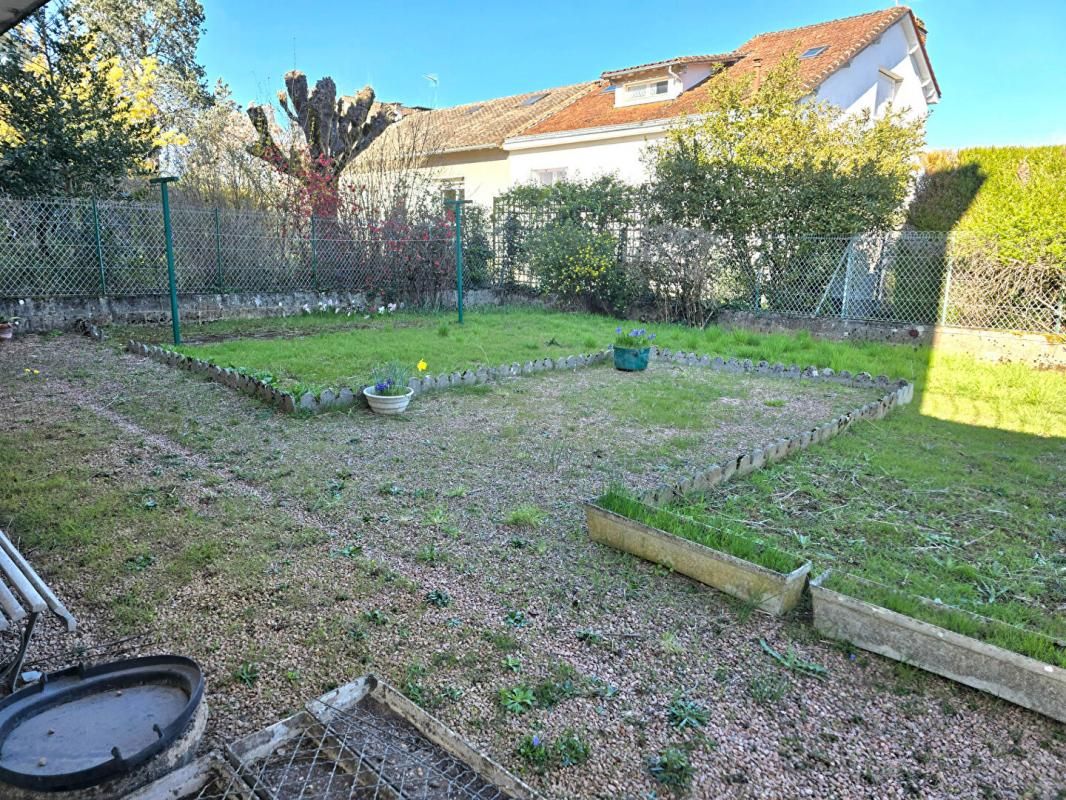 PERIGUEUX Maison de ville de type 8, édifiée sur deux garages privatifs et un terrain de 350 m² 3