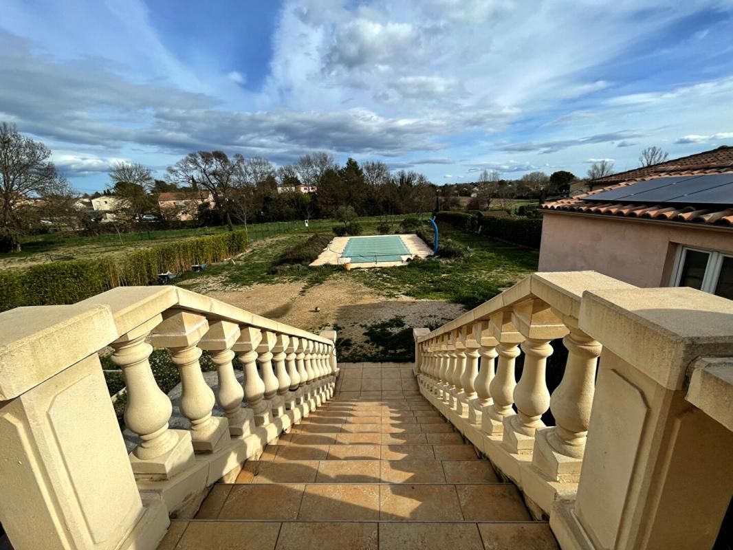 Villa plain pied avec piscine et vue degagée