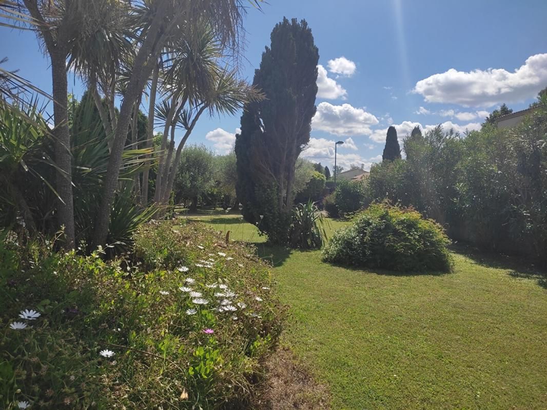 FOURQUES Villa piscine avec magnifique jardin et annexe 3