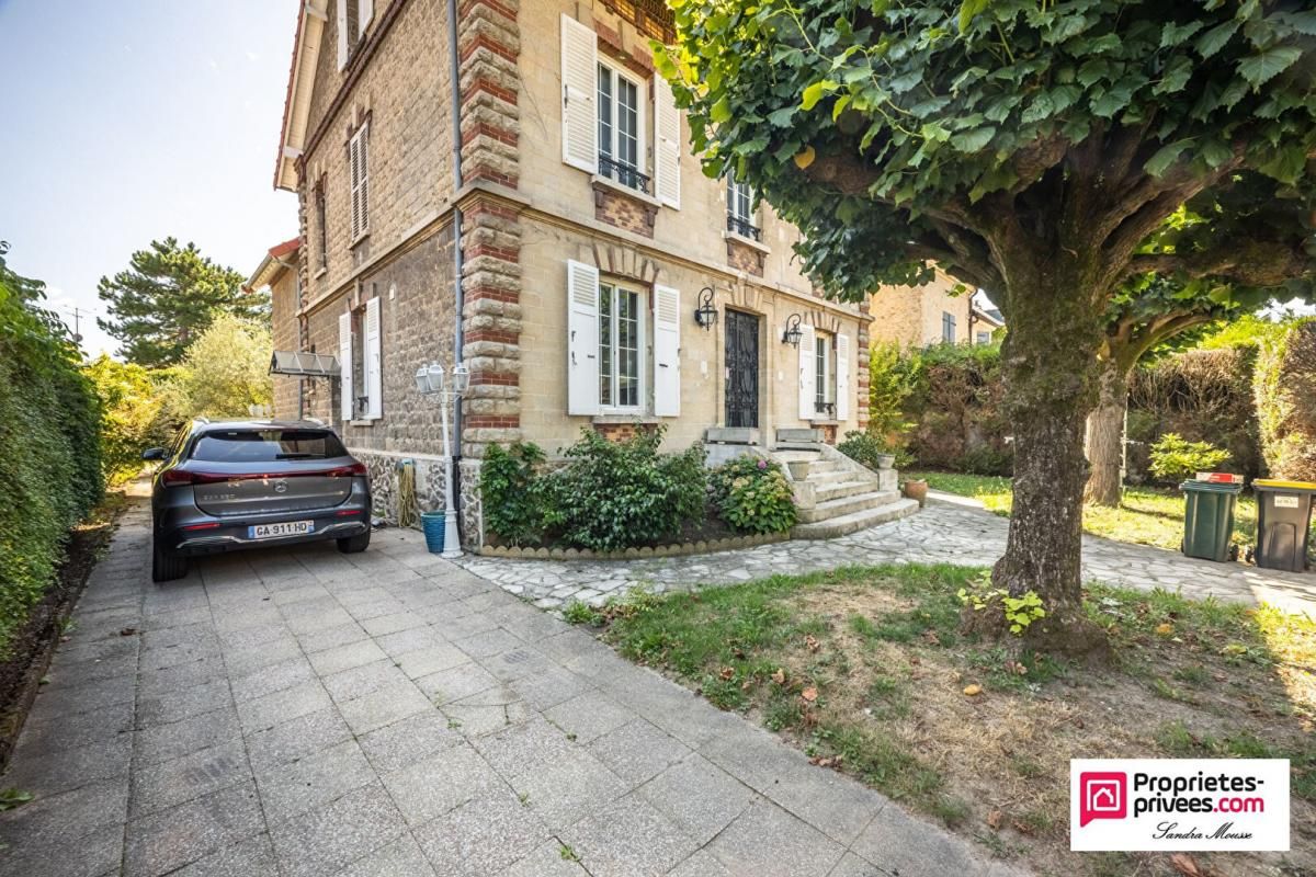 Élégante maison de 236 m² sur un terrain de 1 400 m²